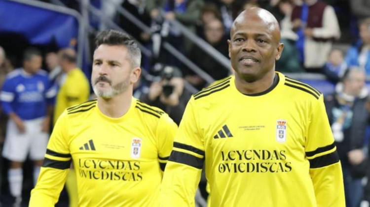 El panameño Julio Dely Valdés volvió a vestirse de azul y desató la ovación del Tartiere.