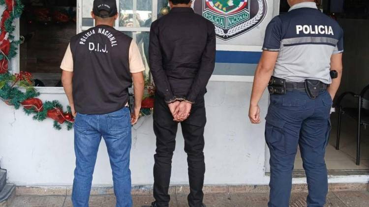 Unidades de la DIJ y Policía Nacional escoltan a Kewell Flores Alvarado tras su entrega.