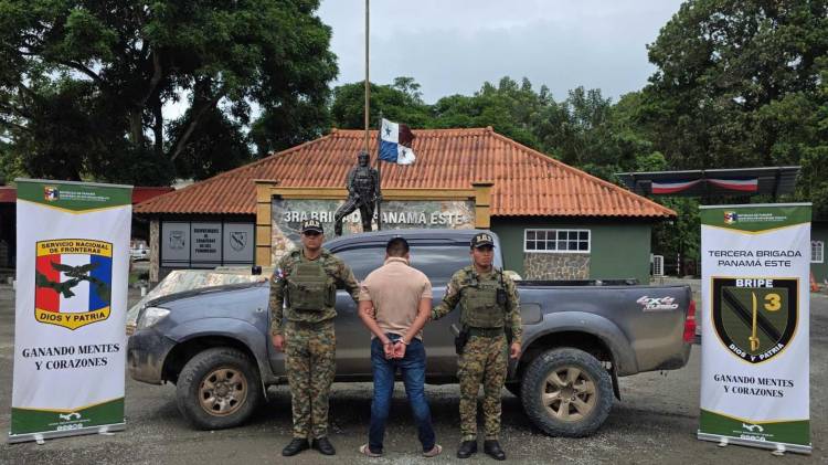 Unidades del Senafront aprehendieron al conductor e interceptaron el vehículo donde eran transportados los tres extranjeros.
