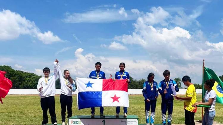 Juan David Ibarra y Jhosselyne Cruz en el podio.