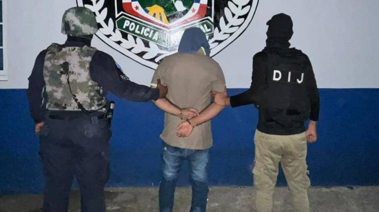 Agentes policiales durante el allanamiento en Mañanitas donde detuvieron a uno de los presuntos implicados en el robo al Banco Delta.