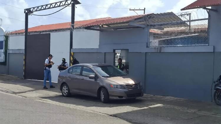 Unidades policiales acordonaron la escena del crimen en la avenida Federico Boyd, donde fue asesinado el trabajador.