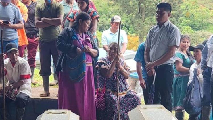La tristeza se reflejaba en los rostros de los moradores del lugar durante el acto fúnebre.