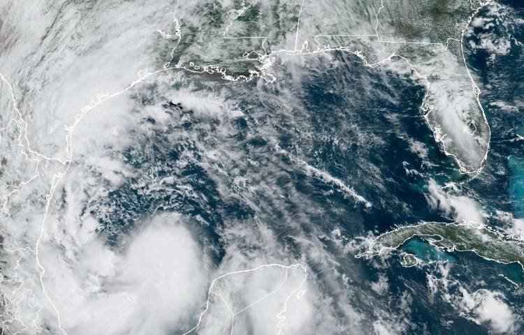 Fotografía satelital cedida por la Oficina Nacional de Administración Oceánica y Atmosférica (NOAA, en inglés) a través del Centro Nacional de Hurcanes (NHC, en inglés) estadounidense donde se muestra la localización de la tormenta tropical Alberto en el Golfo de México. EFE/NOAA-NHC