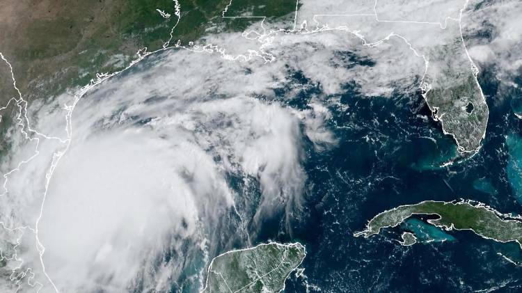 Fotografía satelital cedida este lunes por la Oficina Nacional de Administración Oceánica y Atmosférica (NOAA) a través del Centro Nacional de Huracanes (NHC) estadounidense donde se muestra la localización de la tormenta tropical Francine en el Golfo de México. EFE/NOAA-NHC