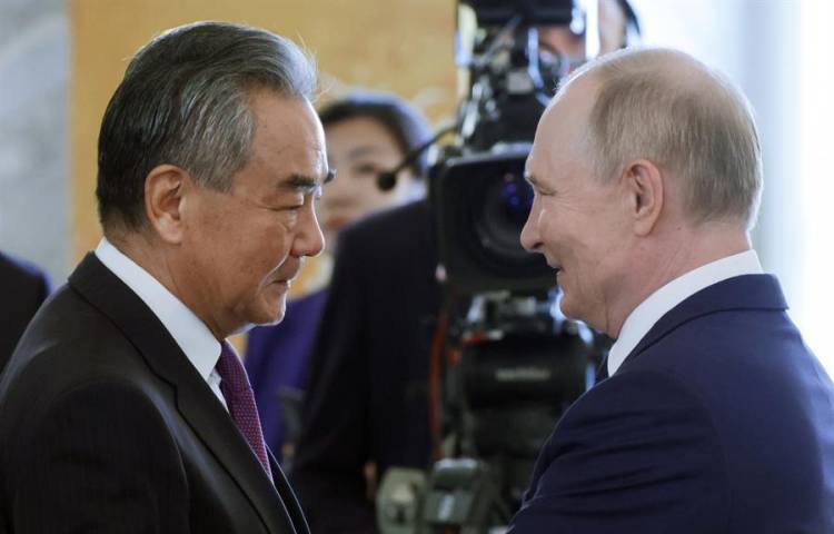 El presidente ruso, Vladimir Putin (Der.), estrecha la mano del ministro de Asuntos Exteriores de China, Wang Yi, antes de una reunión con altos funcionarios del Brics en San Petersburgo (Rusia), el 12 de septiembre de 2024.