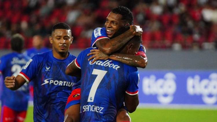 Yoameth Murillo, Alberto Quintero y Jorlian Sánchez celebran el primer gol del Plaza Amador en el Clásico Nacional ante el Tauro, disputado el viernes 17 de octubre de 2025.