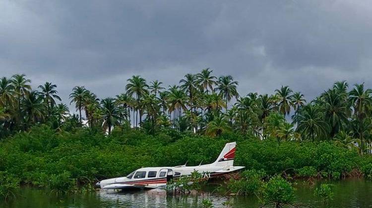 Seis personas viajaban en la aeronave comercial.