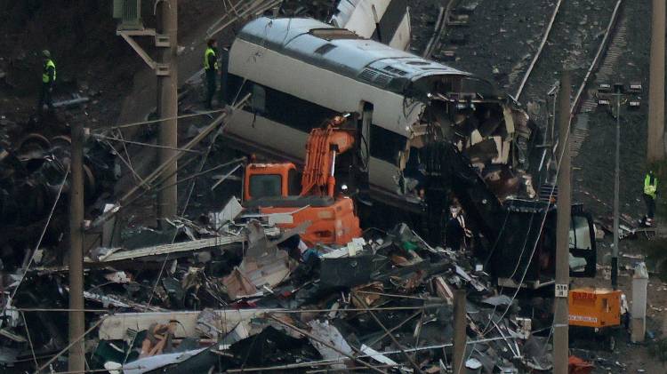 Susto en las vías: tren choca con grúa en España y deja varios heridos