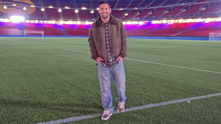 Leo Messi durante su visita en el estadio.