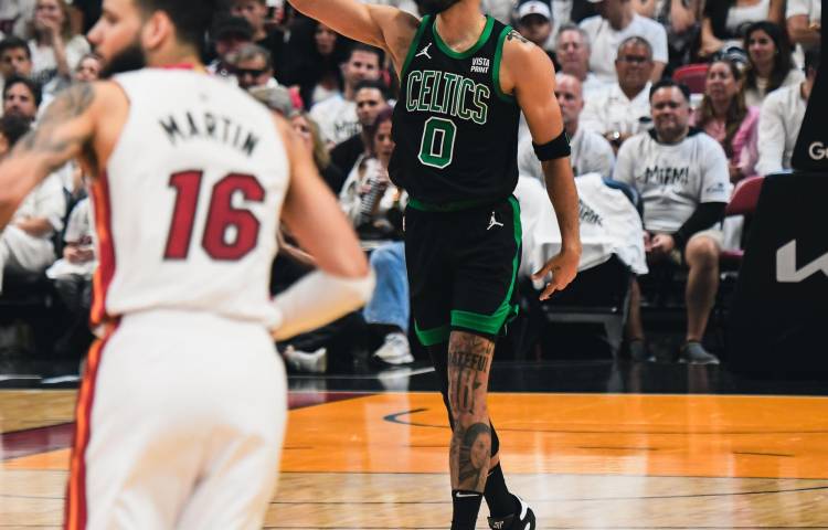 Jayson Tatum (d), jugador de los Celtics.