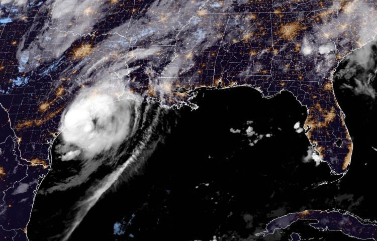 Beryl tocó tierra este lunes en la costa de Texas como el primer huracán de la actual temporada en Estados Unidos y después de causar muerte y destrucción en el Caribe como un ciclón mayor, que alcanzó la máxima categoría, 5, y de azotar la península mexicana de Yucatán. EFE/ NOAA/NESDIS/STAR GOES-East - SOLO USO EDITORIAL/SOLO DISPONIBLE PARA ILUSTRAR LA NOTICIA QUE ACOMPAÑA (CRÉDITO OBLIGATORIO) -