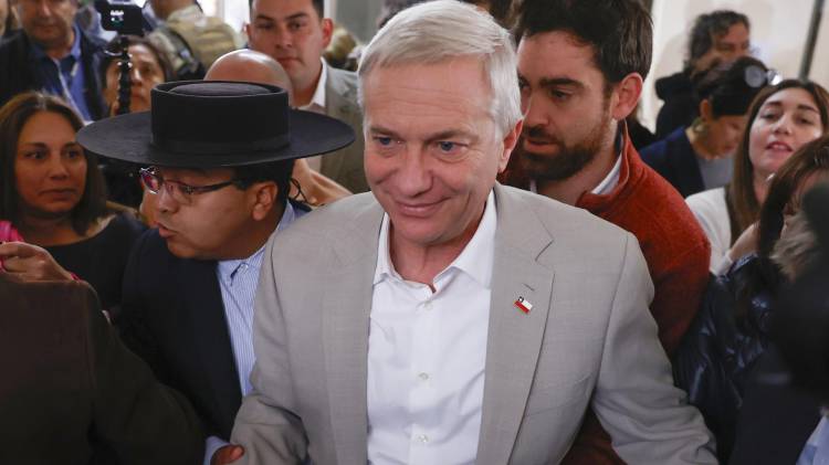 AME8290. PAINE (CHILE), 14/12/2025.- El candidato a la Presidencia de Chile por el Partido Republicano y Social Cristiano, José Antonio Kast, llega a votar este domingo, en Paine (Chile). Kast ganó la Presidencia de Chile, derrotando por un amplio margen de casi 20 puntos a la izquierdista Jeannette Jara, con el 57,4 % de los votos escrutados, según cifras del Servicio Electoral. EFE/ Elvis González