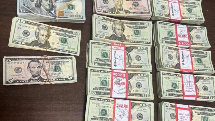 Aprehenden a dos hombres con más de $50 mil en efectivo