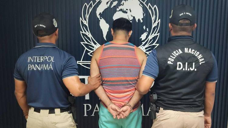 Unidades de Interpol Panamá durante el traslado del ciudadano costarricense aprehendido en Calidonia.
