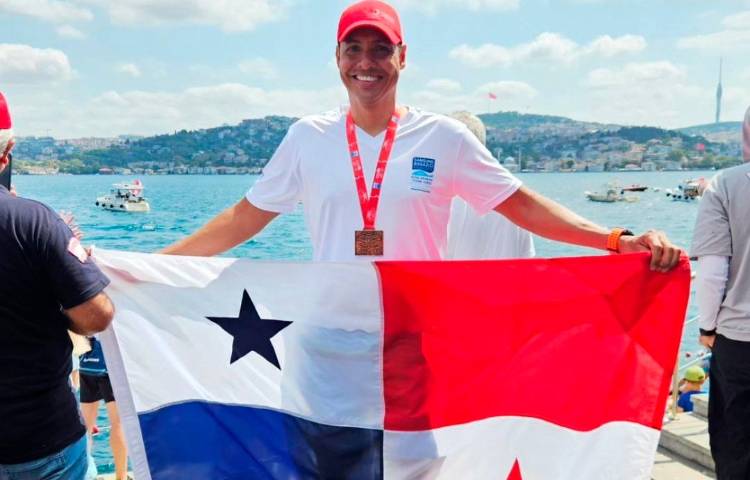 César Barría cruzó nadando de Asia a Europa