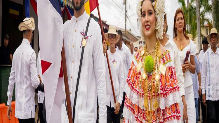 José Caballero recibiendo el Pabellón nacional, junto a la reina del 10 de noviembre María Alejandra Sáez Jaén.