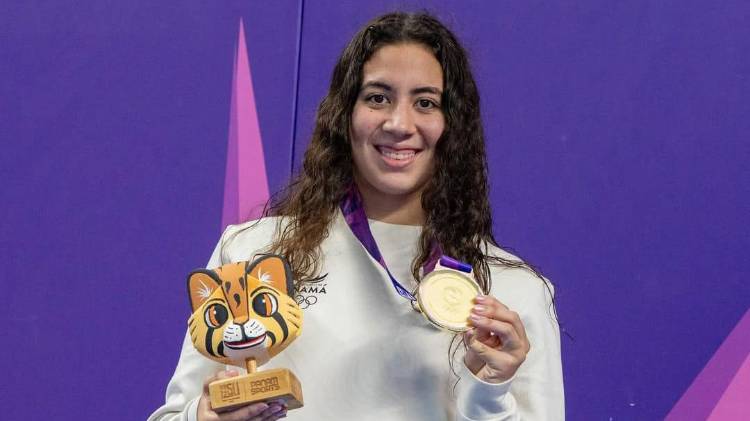 Emily se destacó como campeona en los 100 metros pecho.