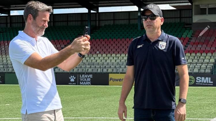 Thomas Christiansen en el estadio Dr. Ir. Franklin Essed.