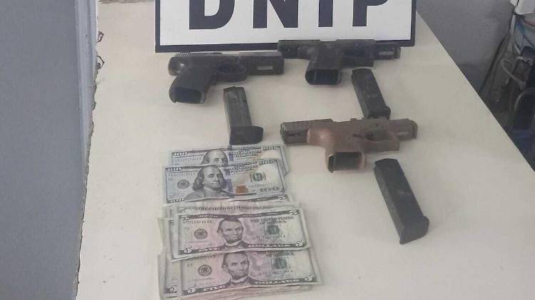 Armas, municiones y dinero incautados en el operativo de Juan Díaz.