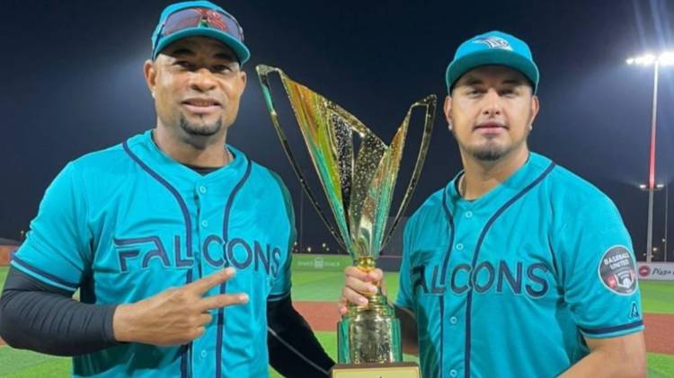 Severino González (d) junto a Rubén Rivera con el trofeo.