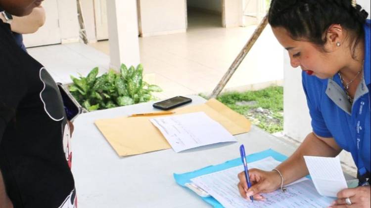 Estudiantes beneficiarios de becas y asistencia económica en universidades oficiales y particulares