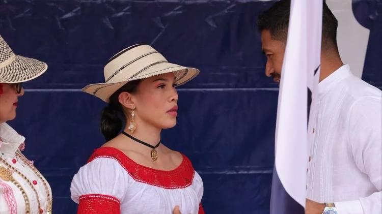 Nataly Delgado con orgullo desfiló ante su gente.
