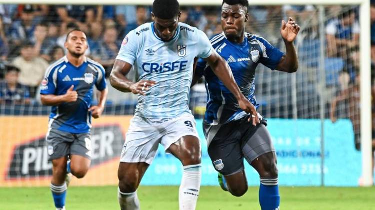 Londoño tiene 24 años de edad y podría ser uno de los delanteros de Panamá en el Mundial de 2026. En la Católica de Ecuador jugó al lado de Ismael Díaz y tiene actualmente como compañero a José Fajardo.