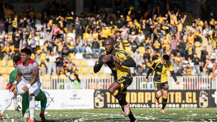 Cecilio Waterman celebra su anotación.