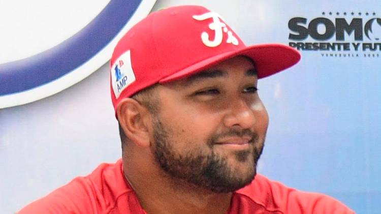 José Mayorga trabaja con los Azulejos de Toronto.