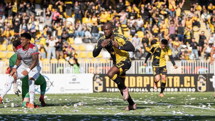 Cecilio Waterman celebra su anotación.