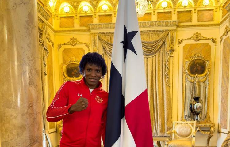 La boxeadora Atheyna Bylon y el entrenador Yelko Gómez recibieron la Bandera Nacional para París 2024