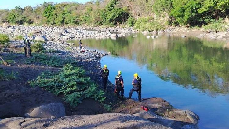 Buzos y rescatistas participaron en el operativo de recuperación del cuerpo.