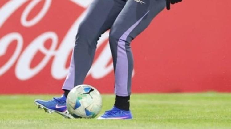 Un hito más en su joven carrera: el jugador panameño más joven en disputar un partido de Copa Libertadores (18 años y 7 meses).