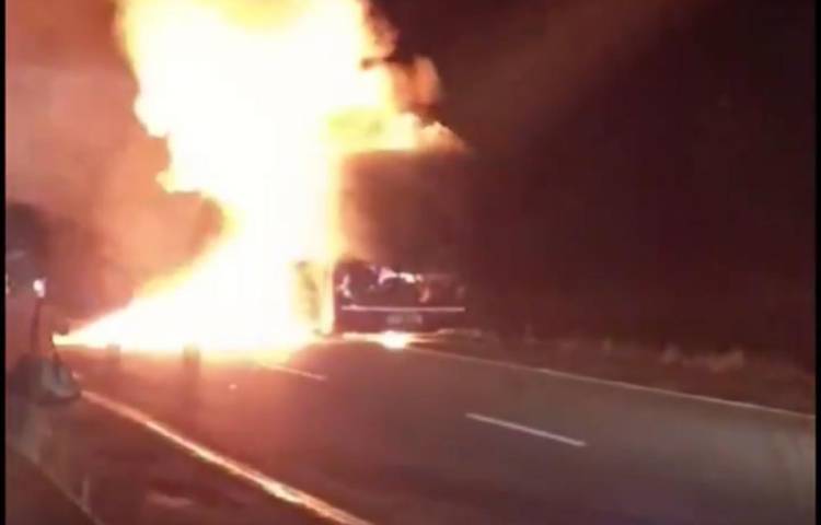 ¡Terror! Incendio consume bus de la flota Panachif en ruta hacia Chiriquí