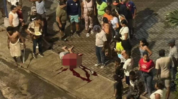 Agentes acordonaron la escena del crimen en Plaza Amador tras el homicidio registrado el jueves.