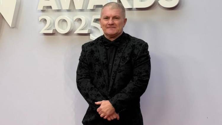 Conocido como ‘The Hitman’, disputó 48 peleas, ganando 45 de ellas, 32 por ko, y con solo tres derrotas.