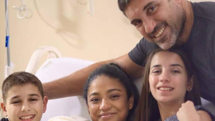 Kate Rodríguez junto a su hija Emilia y su familia.