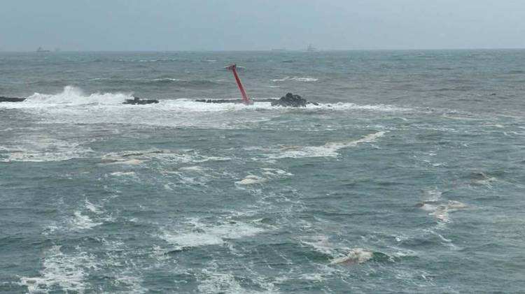 Personal técnico de la Autoridad Marítima de Panamá inspecciona el colapso de la torre de señalización en el acceso a la Bahía de Manzanillo, afectada por fuertes vientos y oleaje.