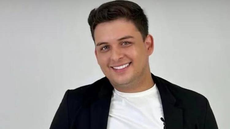 Desde niño, Esteban De León mostró el talento que lo acompañaría toda la vida; en Canta Conmigo cautivó con su carisma y pasión.