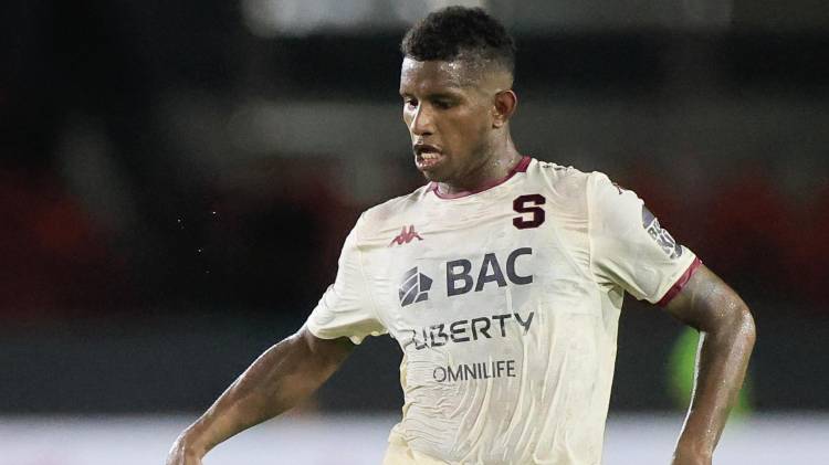 El defensor panameño Fidel Escobar completó entrenamientos con el Deportivo Saprissa y espera el alta competitiva