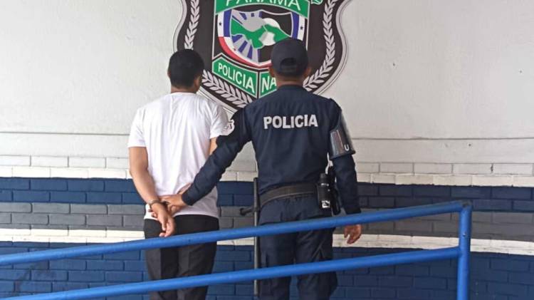 Unidades policiales mantienen operativos preventivos en estaciones del Metro de Panamá para la detección de personas requeridas por la justicia.