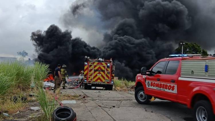 Llamas en Pueblo Nuevo. Bomberos en el lugar