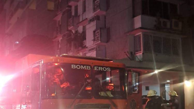 Bomberos sofocan incendio en apartamento de Obarrio
