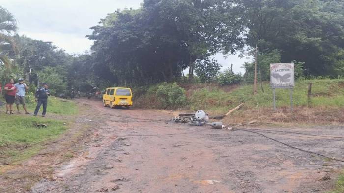 El bus colegial quedó parcialmente aplastado tras la caída del poste con transformador en La Cotava, Aguadulce.