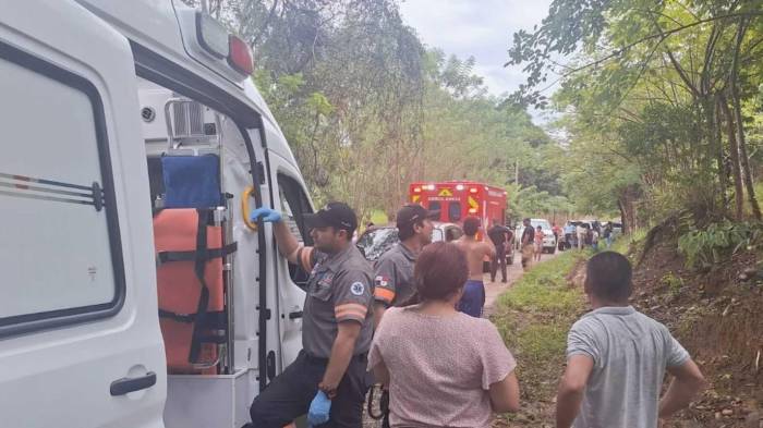 Unidades del Cuerpo de Bomberos y del SUME 9-1-1 atendieron a los estudiantes y coordinaron el traslado al centro hospitalario.
