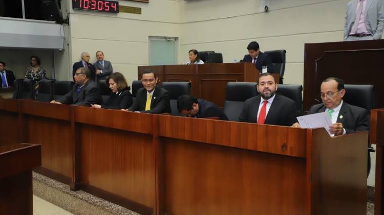 Ayer, durante la sesión permanente.