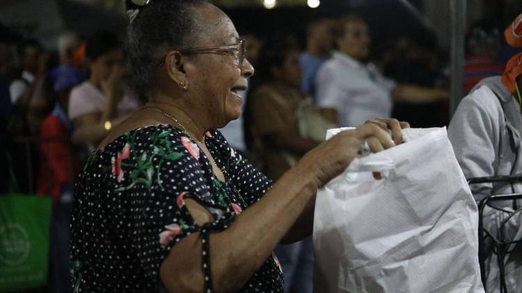 Compradores de las tiendas del IMA.