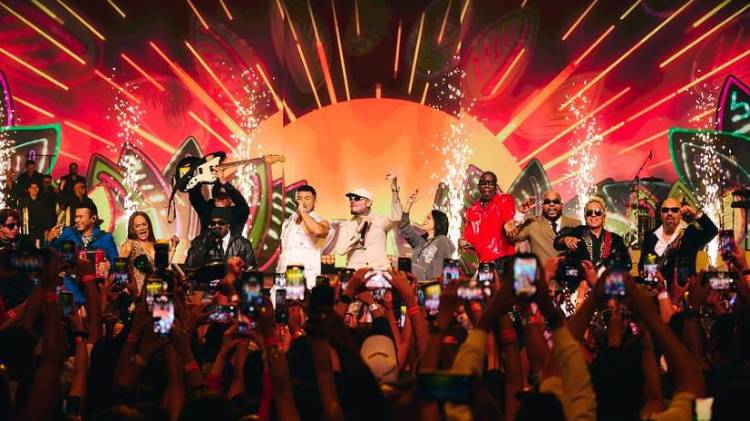 Los panameños Boza, Seche junto al puertoriqueño Farruko rindieron homenaje a El General durante el opening de los Premios Juventud 2025.