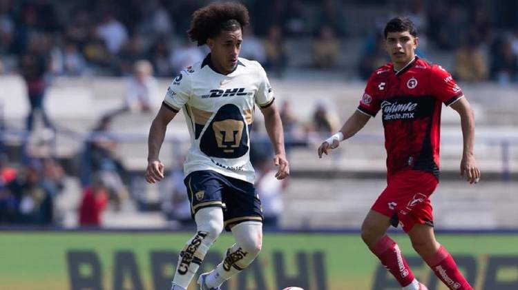 Adalberto Carrasquilla ya tiene un año en Pumas.